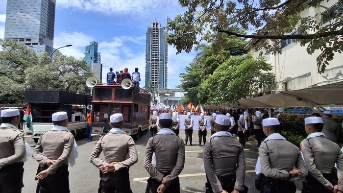 Polda Metro Kerahkan Polisi Berpeci-Tim Shalawat Kawal Demo Selama Ramadan